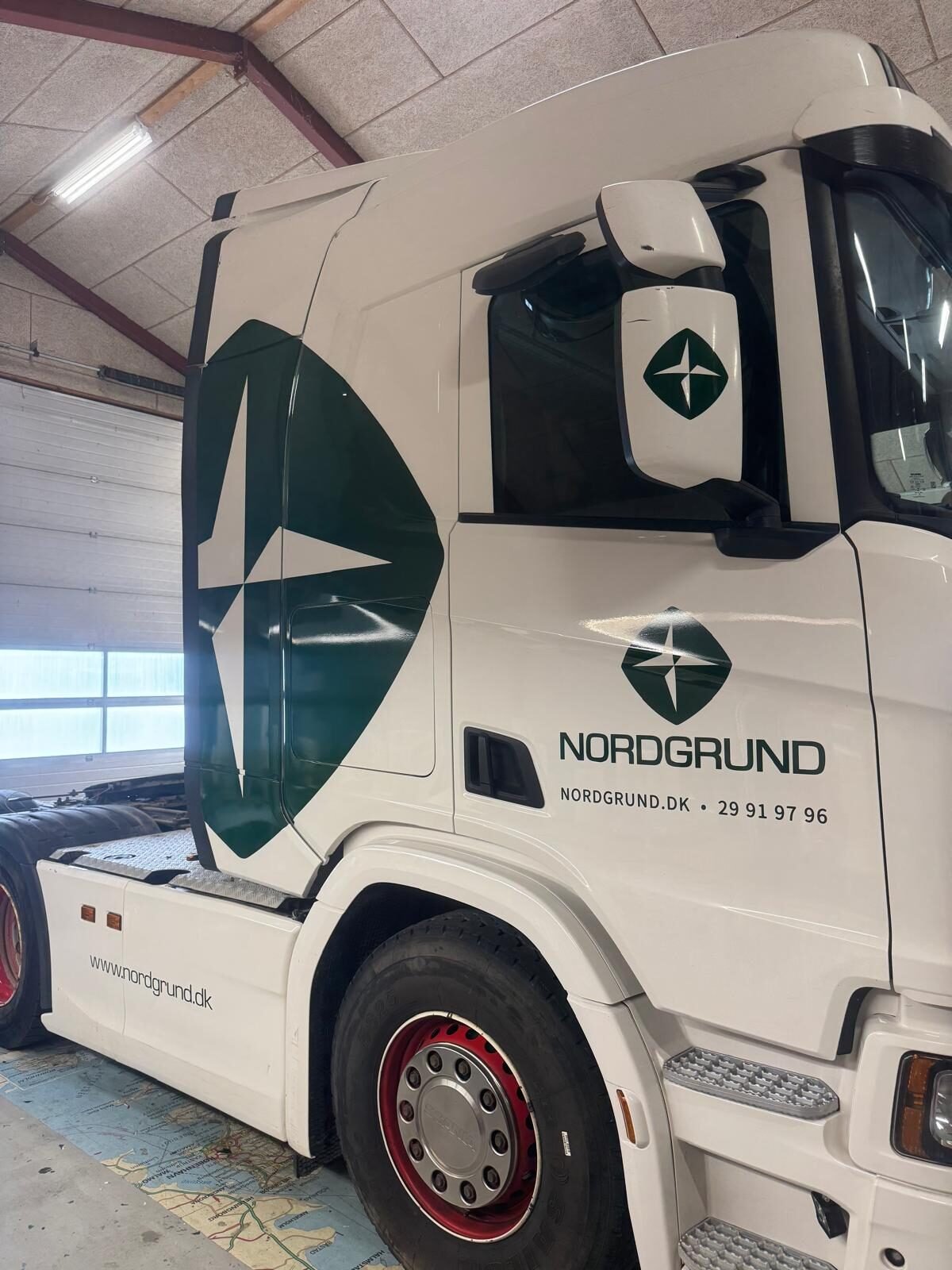 Nordgrund-logo på lastbilens førerhus